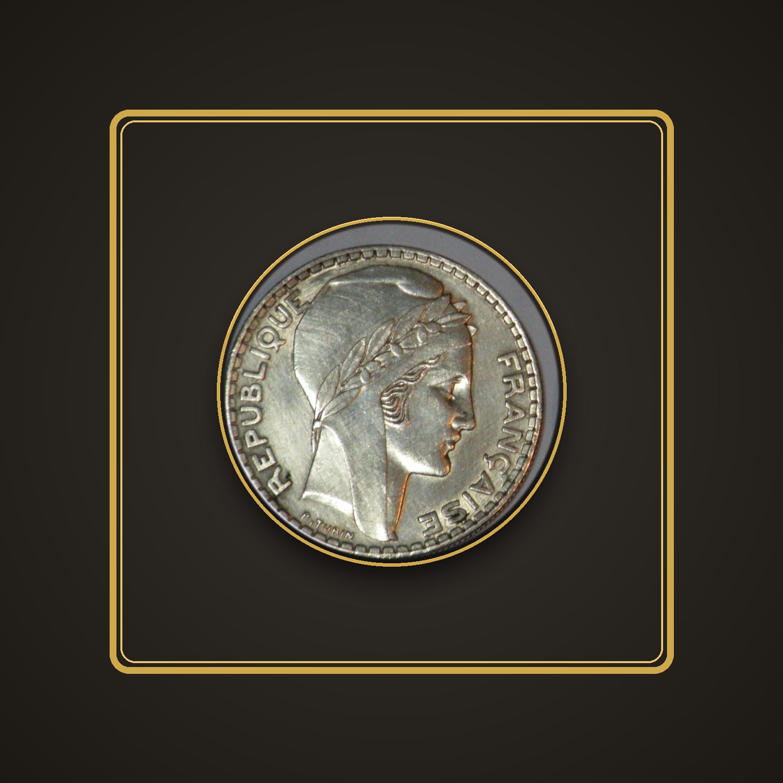 Coffret L'année 1938 ouvert, quatre monnaies françaises de 1938 disposées sur velours.