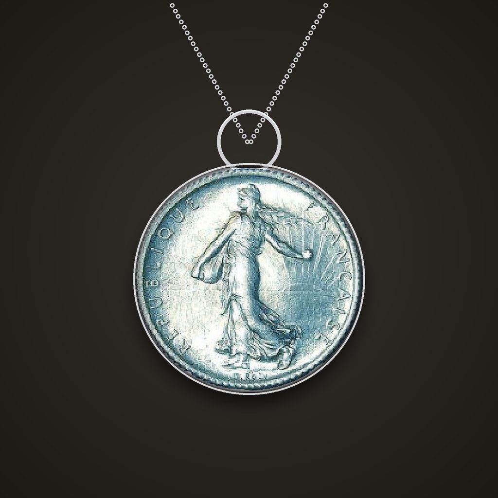 Pendentif en argent monté sur un 1 franc Semeuse 1917, vu de face avec sa chaîne forçat.