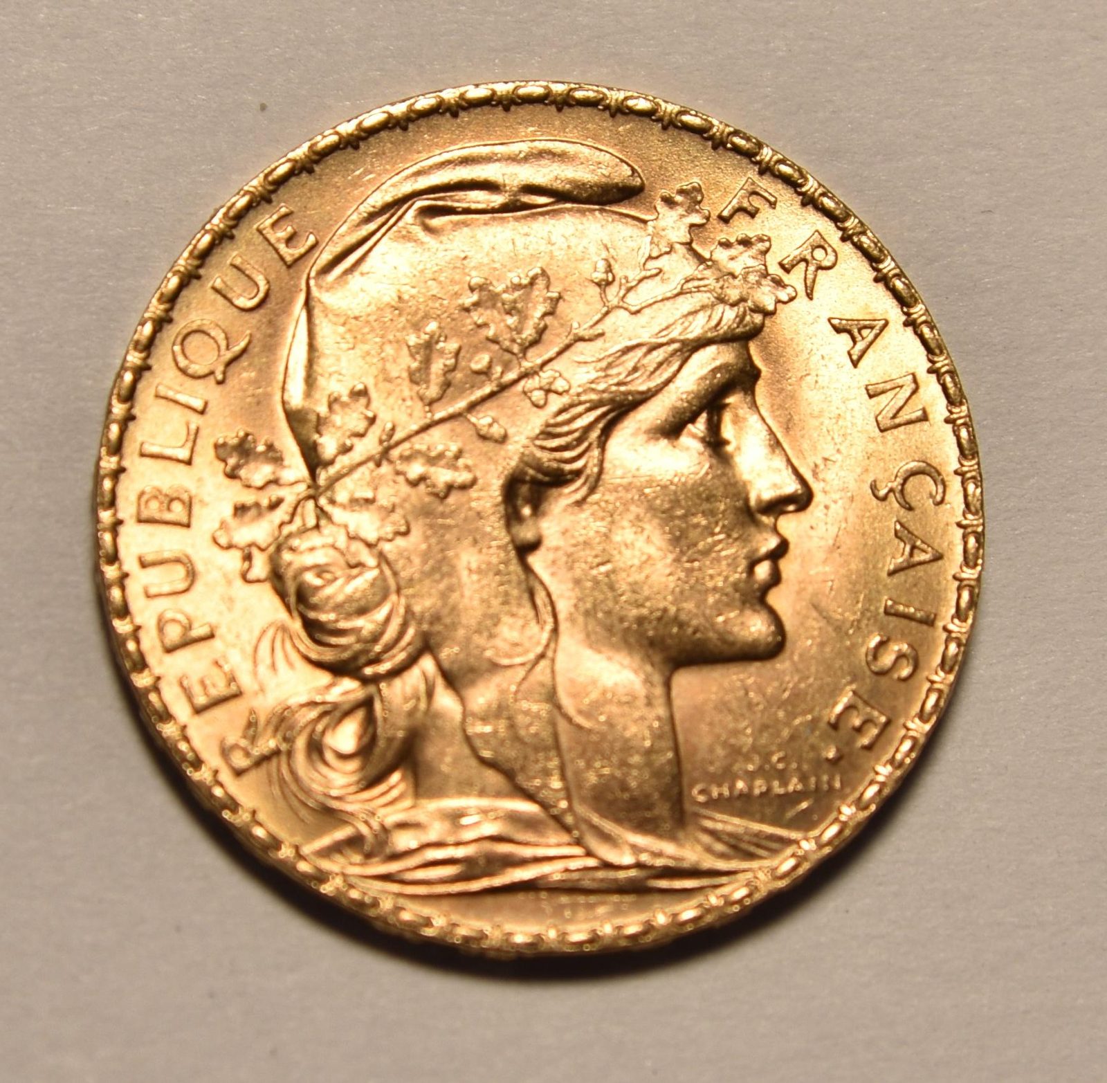 Avers du 20 francs or Coq 1908 : Marianne coiffée du bonnet phrygien, or 900 pour mille.