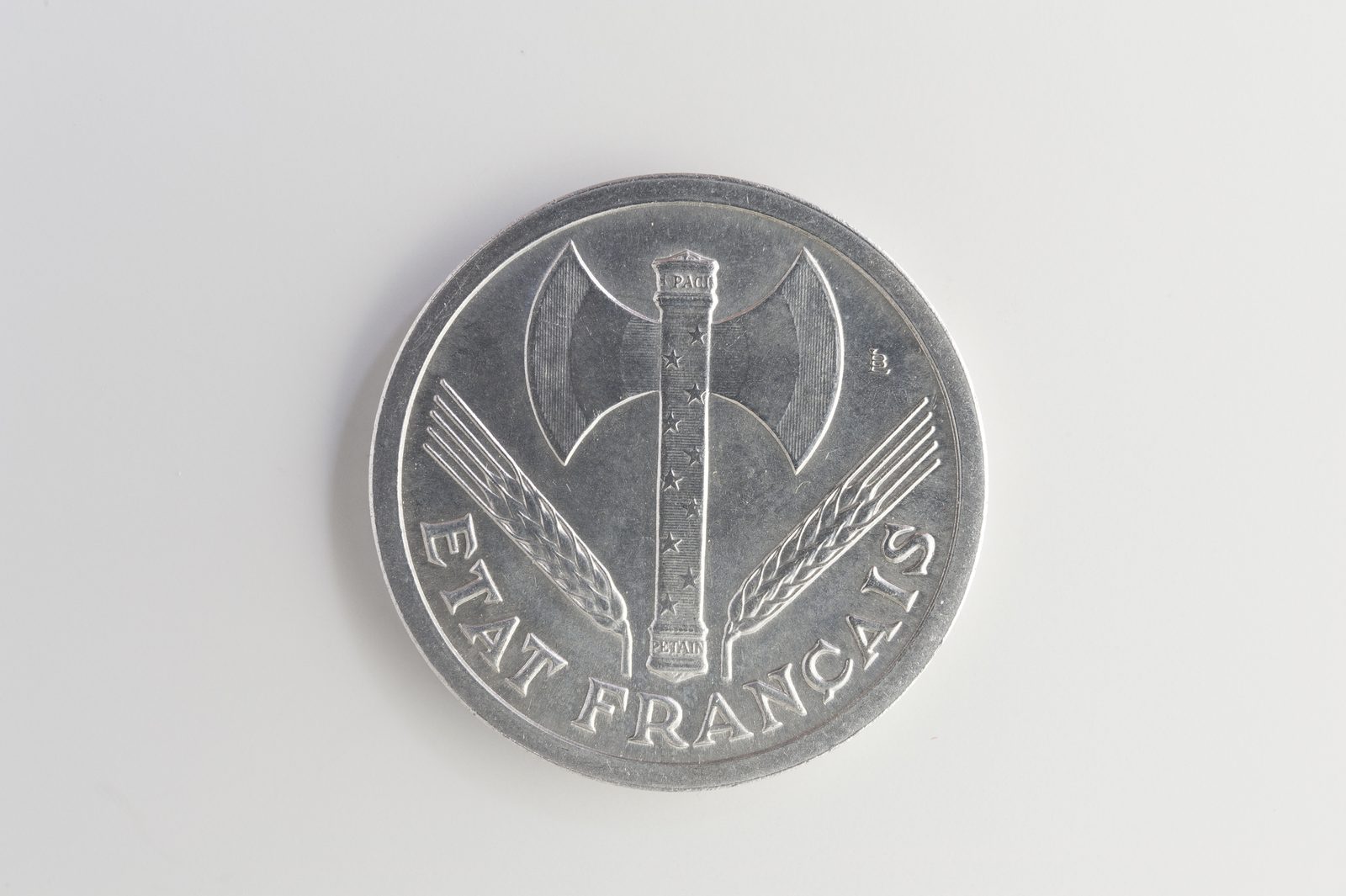 Avers de 2 francs Francisque (1943, France), aluminium.